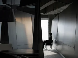 極簡室內空間，搭配金屬板材與混凝土柱。