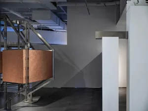 現代室內空間，展現金屬欄杆與混凝土牆面。