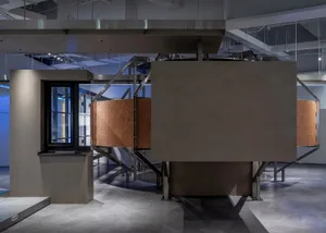 現代室內空間，鋼製懸浮層架置於金屬基座上