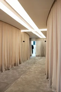 零售空间，窗帘和百叶窗，提供隐私和自然光线控制