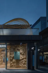 現代零售店面，玻璃牆面搭配混凝土質感，展示 Arc'teryx 品牌標誌。
