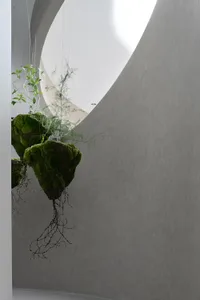 現代室內空間，特色為混凝土牆面與懸掛苔蘚植物。