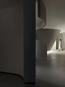 現代室內空間，採用俐落極簡設計，搭配混凝土表面與平順曲線建築元素