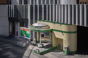 零售店面內設有遊戲室，搭配金屬裝飾、混凝土牆面與玻璃穹頂。