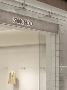 現代零售店室內，搭配玻璃店面與混凝土元素。