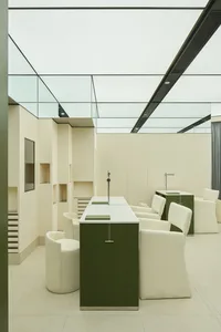 簡約現代辦公室，搭配綠色與白色家具及材質。