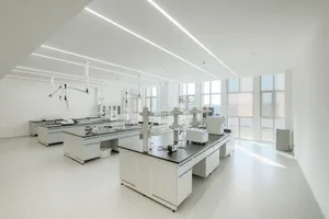 一間現代實驗室，配備白鋼與玻璃設備及工作台面。