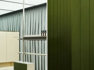 簡約室內視角，強調金屬元素點綴。