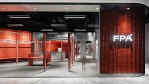 現代服飾店室內空間，搭配金屬欄杆、木質層架與鏡面牆。