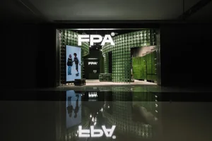 極簡店面採用金屬立面搭配綠色瓷磚。