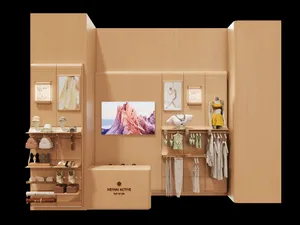 一間現代零售店，採用極簡設計，搭配木製展示櫃、玻璃隔板與金屬衣架。
