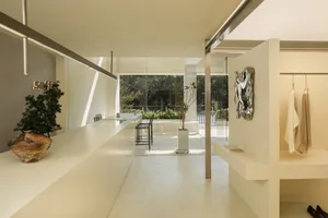 現代極簡室內空間，融入混凝土元素與開闊格局。