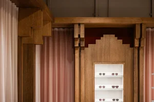 現代零售店木質室內設計，展示眼鏡商品。