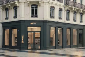 Aesop 店面配有大型玻璃窗。