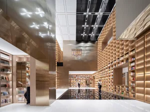 現代書店，配有木質書架與鋼材天花板