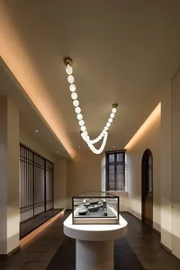 現代博物館展覽以極簡燈光照亮，搭配混凝土牆面與地板。