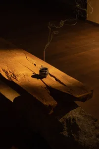 溫馨的室內空間，搭配質樸的木樑，香枝燃燒散發出令人放鬆的香氣。