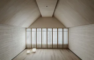 寬敞的極簡室內空間，搭配木質牆面與地板。