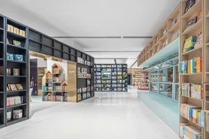 現代圖書館室內，木質書架上書籍整齊排列。