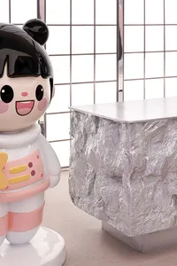 A plastic statue designed to resemble a cookie container slot machine.