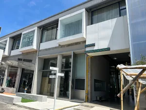 現代商業建築採用混凝土與玻璃外觀。