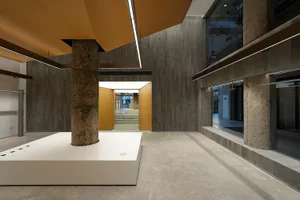 現代辦公空間，混凝土牆面搭配木板牆