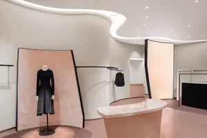 現代簡約零售店室內，強調功能性設計與優雅美學。
