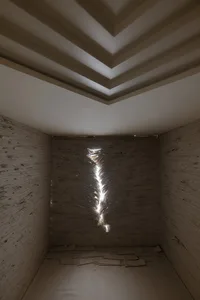 極簡裝置藝術，牆面與天花板皆為質感布料，中央垂直裂縫有光線傾瀉而下。
