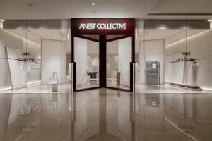 現代零售店面展示，採用簡約設計元素與精緻燈光。