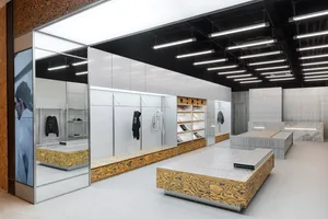 現代簡約零售店，採用金屬與木飾面元素