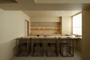 現代簡約茶室，搭配木質家具與置物架