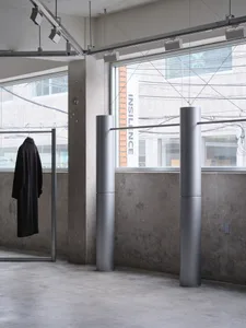 極簡室內空間，採用混凝土材質。