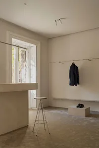 極簡服裝展示間，搭配金屬桿與極簡設計元素。