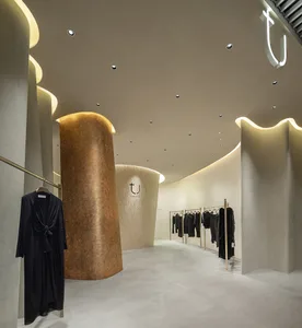 服裝零售店內有霓虹燈光、混凝土牆面，以及極簡裝飾。