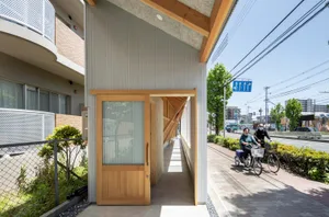 人行道場景中的木質與波紋金屬覆層建築入口