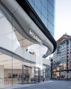 A contemporary glass storefront with a Huawei sign.