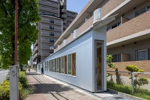 現代戶外鋼製儲藏室，設有戶外入口與林蔭人行道。