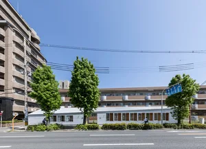現代住宅建築，採用混凝土、玻璃與金屬材質。