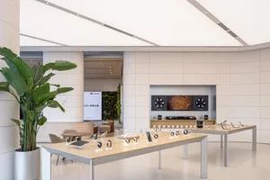 現代零售店內的展示區域，陳列各種電子裝置與產品。