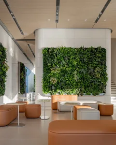 辦公室空間室內設計，展示綠色瓷磚植生牆、垂直花園植物展示，以及混凝土牆板