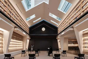 現代圖書館，木質牆板與天窗設計