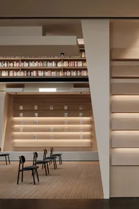 現代圖書館室內空間，木質書架上擺滿書籍。