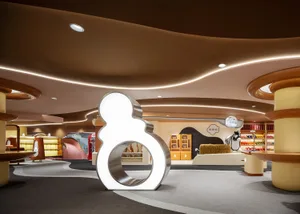 室內零售空間，展示金屬燈具與大型發光雕塑。