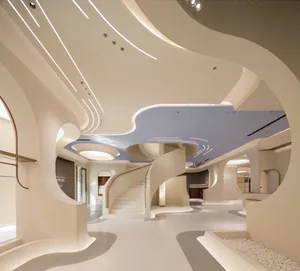 現代零售店面，擁有光滑的白大理石表面與曲線建築設計。