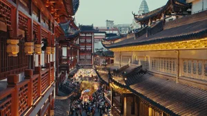 人們走在傳統中式街道上，街道兩旁掛滿發亮的燈籠。