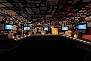 展覽空間展示路易威登各式設計與歷史文物。