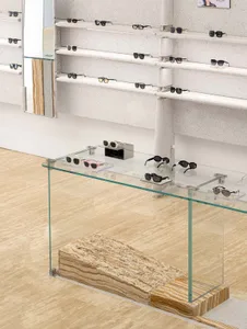 現代零售店展示多款太陽眼鏡，置於玻璃與大理石表面上。