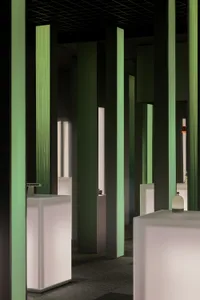 零售空間內展示現代流線壓克力柱