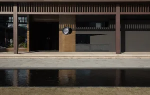 現代建築入口，設有混凝土階梯與石材牆面。