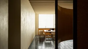 現代住宅室內空間，陳設木、金屬與玻璃材質的家具及裝飾品。